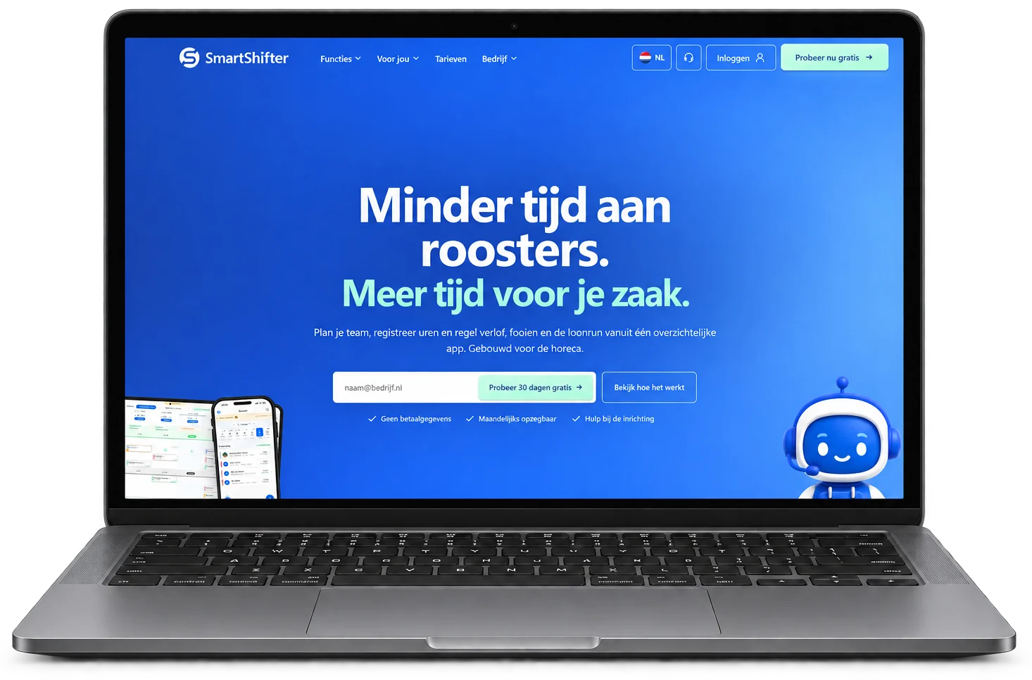 De SmartShifter-website op een laptop, met de kop Minder tijd aan roosters. Meer tijd voor je zaak. en een proefaanmelding